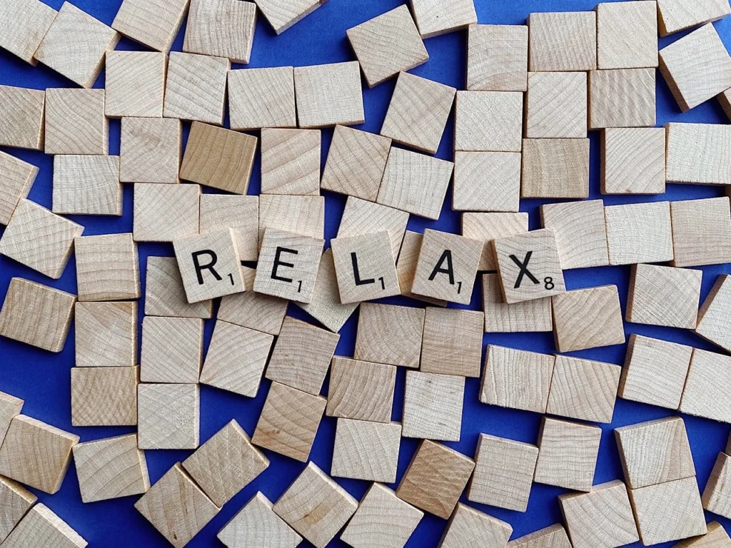 תמונה עם כיתוב של המילה "RELAX" עשויה מחלקי עץ, מסמלת רוגע והרפיה. ייעוץ שינה מקצועי יכול לעזור לכם להגיע לשלווה כזו בחיי היומיום שלכם. מחפשים פתרונות לבעיות שינה? ייעוץ שינה מותאם אישית יסייע לכם ולילדיכם לישון טוב יותר וליהנות מאורח חיים רגוע ובריא. תנו לנו לעזור לכם לשפר את איכות השינה שלכם!
